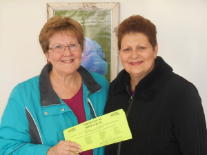 Deb McGinn, JMMS Promotion Committee Chair, (left) presents Gail Huffman with a $100 gift certificate for shopping in downtown Jefferson.